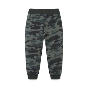 Klassische Camouflage-Jogginghose für Kinder mit elastischem Bund und Rippbündchen auf Weiß