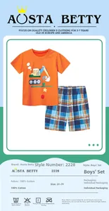 Dettaglio completo set estivo bimbo con maglietta arancione e pantaloncini a scacchi