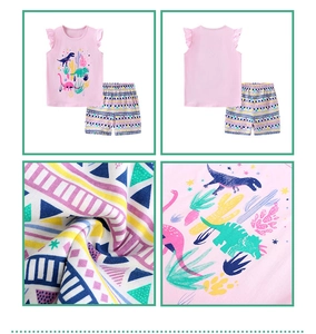 Detailansicht von rosa Baumwoll-Top mit Dino-Print und Shorts mit geometrischem Muster