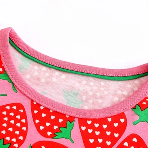 Robe en coton rose pour filles avec motif fraise et détail du col rond