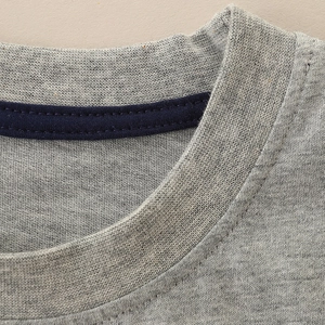 T-shirt gris pour enfant en coton avec col rond renforcé par une bande bleu marine