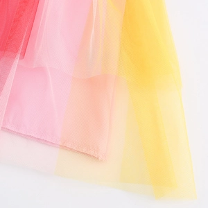 Abito estivo da bambina in tulle a strati colorati con effetto sfumato e rete leggera