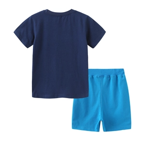 Vue arrière de l'ensemble d'été en coton pour garçon avec t-shirt bleu marine et short bleu