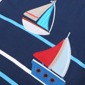 Ensemble d'été pour enfants en coton avec broderies de voiliers et rayures horizontales