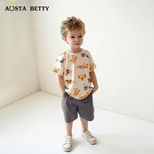 Dettaglio del set estivo da bambino con stampa di camion su una morbida t-shirt a girocollo
