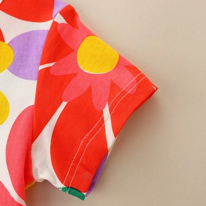 Abito estivo da bambina con stampa floreale colorata in morbido cotone a maglia