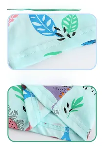 Vue détaillée des coutures des manches et de l'ourlet sur une robe en coton bleu fille