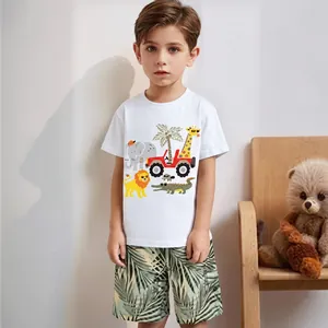 Dettaglio completo estivo da bambino con t-shirt a cartoni e pantaloncini a palma