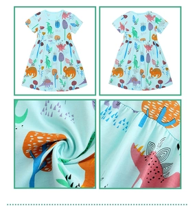 Vues détaillées d'une robe en coton pour fille avec imprimés dinosaures colorés