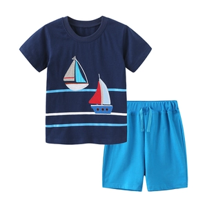 Ensemble d'été pour garçons en coton avec t-shirt brodé voilier et short bleu vif