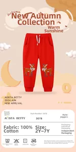 Détail du pantalon enfant rouge en coton avec broderie de renne de Noël