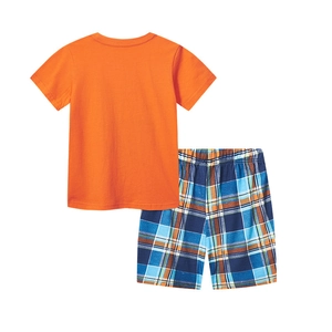 Completo estivo da bambino con t-shirt in cotone arancione e pantaloncini a quadri