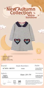 Détails de la robe en coton à rayures bleues et blanches avec broderie coeur et col Claudine