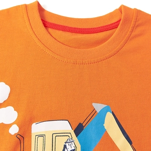T-shirt arancione in cotone da bambino con stampa di escavatore e scollo rotondo