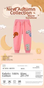 Détail du pantalon de jogging rose en coton pour fille avec broderie chien et taille élastique