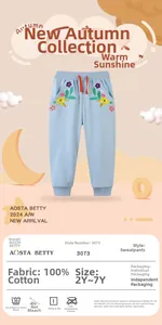 Detalle de pantalones deportivos de algodón azul claro para niña con bordado de flores