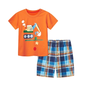 Completo estivo da bambino con t-shirt arancione escavatore e pantaloncini a quadri
