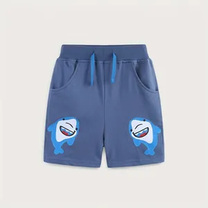Dettaglio pantaloncini bimbo in cotone blu scuro con elastico e stampa di squaletti