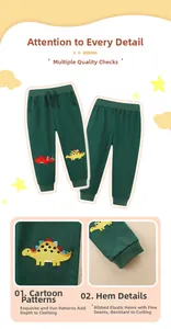 Détail de la broderie dinosaure et des poignets côtelés sur le pantalon de jogging garçon