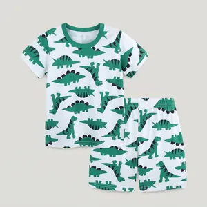 Dettaglio completo di set in cotone per bambini con t-shirt e pantaloncini a stampa dinosauro