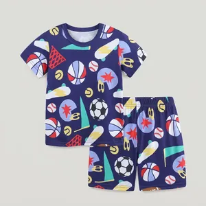 Vista dettagliata della t-shirt per bambini in morbido cotone con stampe sportive