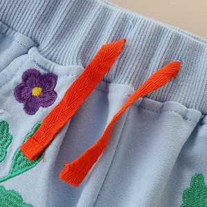 Pantalón deportivo azul niña con cintura elástica, cordón naranja y bordado de flores
