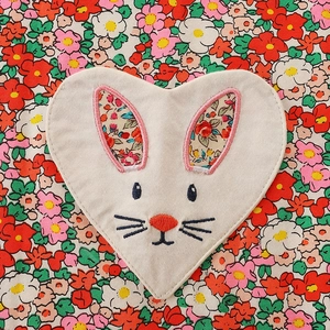 Robe fille avec écusson lapin en cœur brodé et détails à motif floral