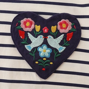 Robe rayée pour fille avec broderie cœur, oiseaux bleus et motifs floraux colorés