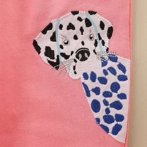 Pantalon de sport rose pour filles avec un écusson brodé détaillé de chien dalmatien