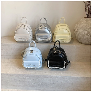 Detaillierte Sammlung von Mini-Schleifenrucksäcken in Weiß, Silber, Gelb, Blau und Schwarz