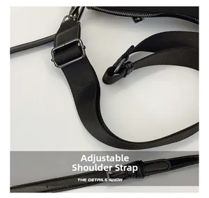 Détail de la bandoulière réglable en nylon noir avec boucle métallique mate