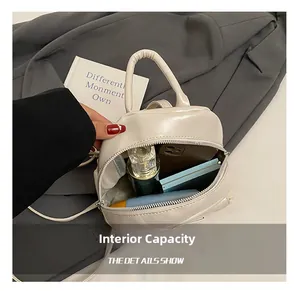 Innenansicht des cremefarbenen Lederrucksacks mit Stauraum für den täglichen Bedarf