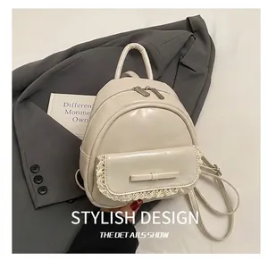 Detailansicht cremefarbener Mini-Rucksack mit Spitzenborte und Lederschleife