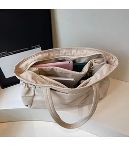 Vue de dessus de l'intérieur du sac cabas avec compartiments et rangement pour tablette