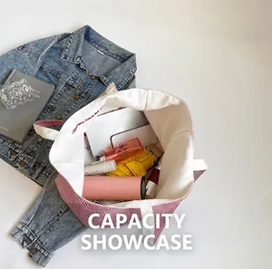 Vue de dessus du sac cabas en toile rayée montrant l'espace intérieur pour ordinateur