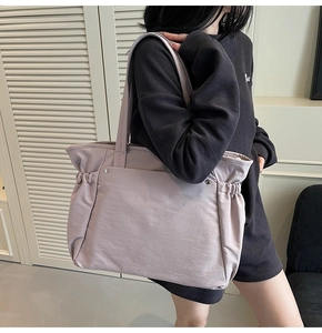 Vue détaillée du grand sac cabas lilas avec côtés plissés et poche à rivets métalliques