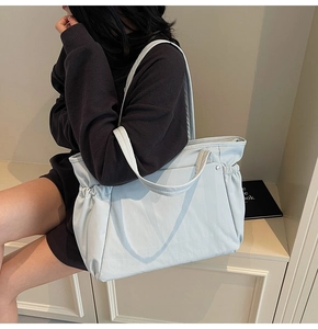 Détail d'un grand sac fourre-tout vert menthe avec plis latéraux et doubles poignées