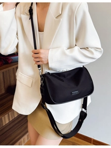 Sac bandoulière minimaliste en nylon noir avec large bandoulière réglable pour femmes