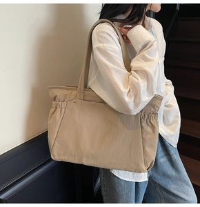 Détail d'un grand sac fourre-tout en nylon kaki avec des volants latéraux élégants
