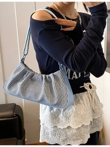 Fashionable pleated shoulder bag with light blue edges and houndstooth pattern detail