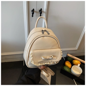 Nahaufnahme des cremefarbenen Mini-Rucksacks mit eleganter Schleife und Spitzendetails