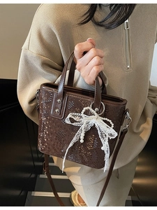 Braune Beuteltasche mit Schlangenprägung, Spitzenschleife und Perlenanhänger