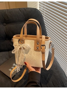 Elegante weiße Beuteltasche mit Herzstruktur, Lederbesatz und Perlenspitzenanhänger