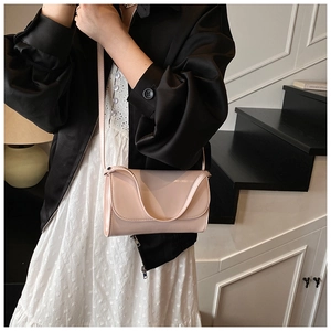 Detailopname van een lichtroze minimalistische crossbodytas met een strak flapontwerp