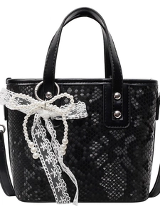 Schwarze Bucket Bag mit Schlangenmuster, weißer Spitzenschleife und Perlenanhänger