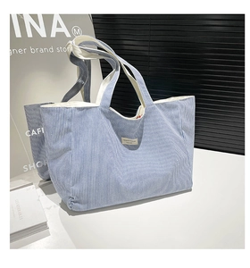 Gros plan détaillé d'un grand sac cabas en toile à rayures bleues et blanches pour le quotidien