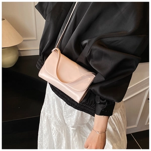 Detailweergave van een lichtroze enveloppe crossbodytas met een glanzende lakleren afwerking