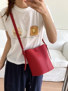 Fashionable red litchi texture bucket bag for women with elegant crossbody strap