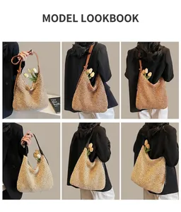 Collage di una grande borsa in paglia con manici in pelle su scale di legno