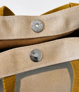 Gros plan sur la boucle magnétique en métal d'un sac cabas en toile épaisse